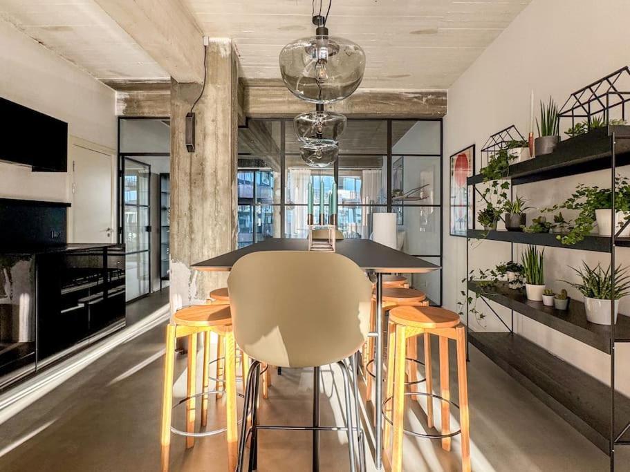 Stunning Industrial-style Loft By The Canals Lägenhet
